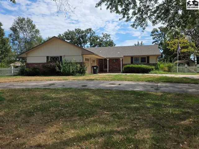 Photo of 3802 Quivira Dr, Hutchinson, KS