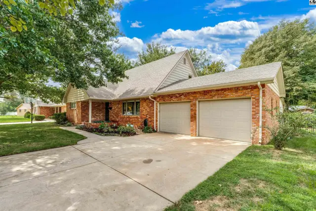 Photo of 2605 Derenda Dr, Hutchinson, KS