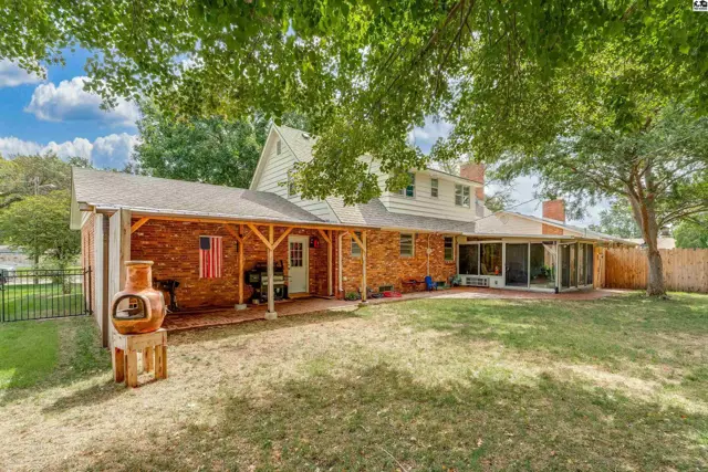 Photo of 2605 Derenda Dr, Hutchinson, KS