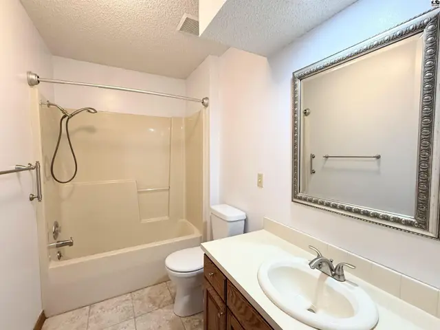 Photo of 604 E 42nd Ave, Hutchinson, KS