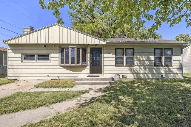 Photo of 28 Faircrest Dr, Hutchinson, KS