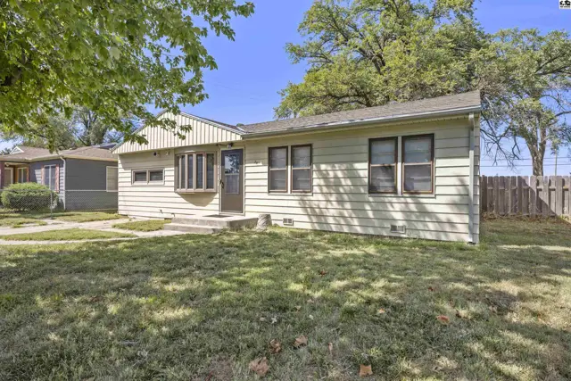 Photo of 28 Faircrest Dr, Hutchinson, KS