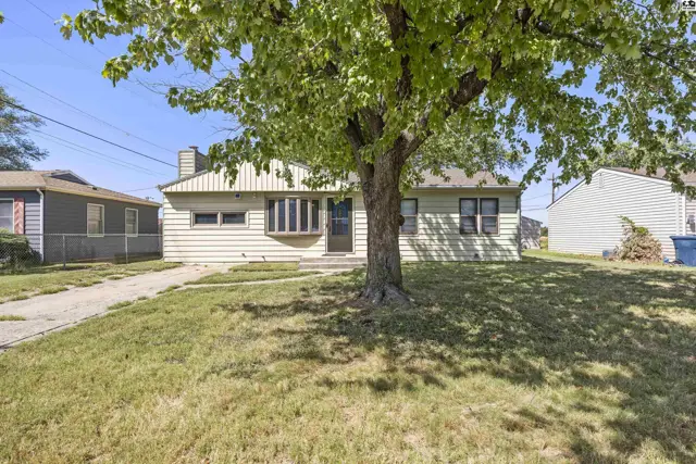 Photo of 28 Faircrest Dr, Hutchinson, KS