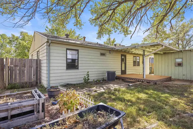 Photo of 28 Faircrest Dr, Hutchinson, KS