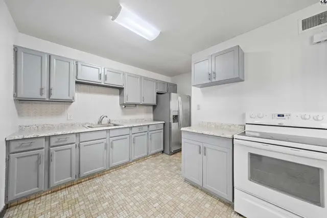 Photo of 28 Faircrest Dr, Hutchinson, KS