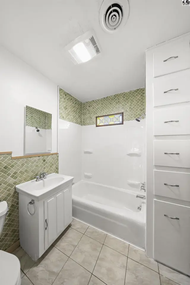 Photo of 28 Faircrest Dr, Hutchinson, KS