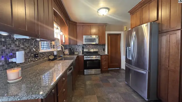 Photo of 428 E 16th Ave, Hutchinson, KS