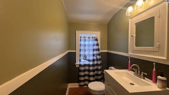 Photo of 428 E 16th Ave, Hutchinson, KS
