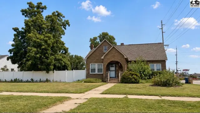 Photo of 428 E 16th Ave, Hutchinson, KS