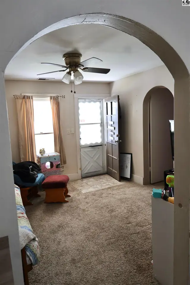 Photo of 932 E 9th Ave, Hutchinson, KS