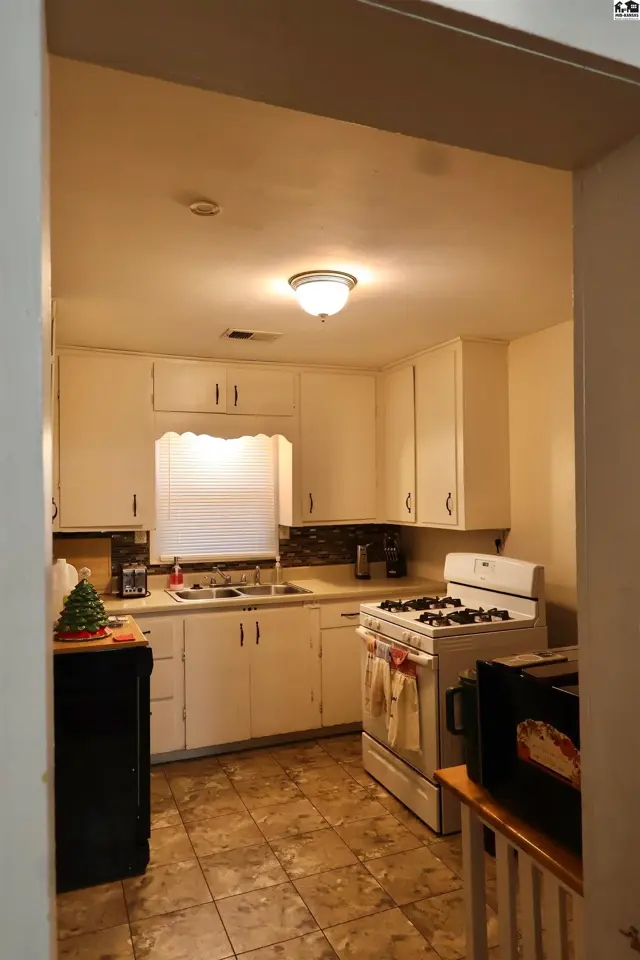 Photo of 932 E 9th Ave, Hutchinson, KS