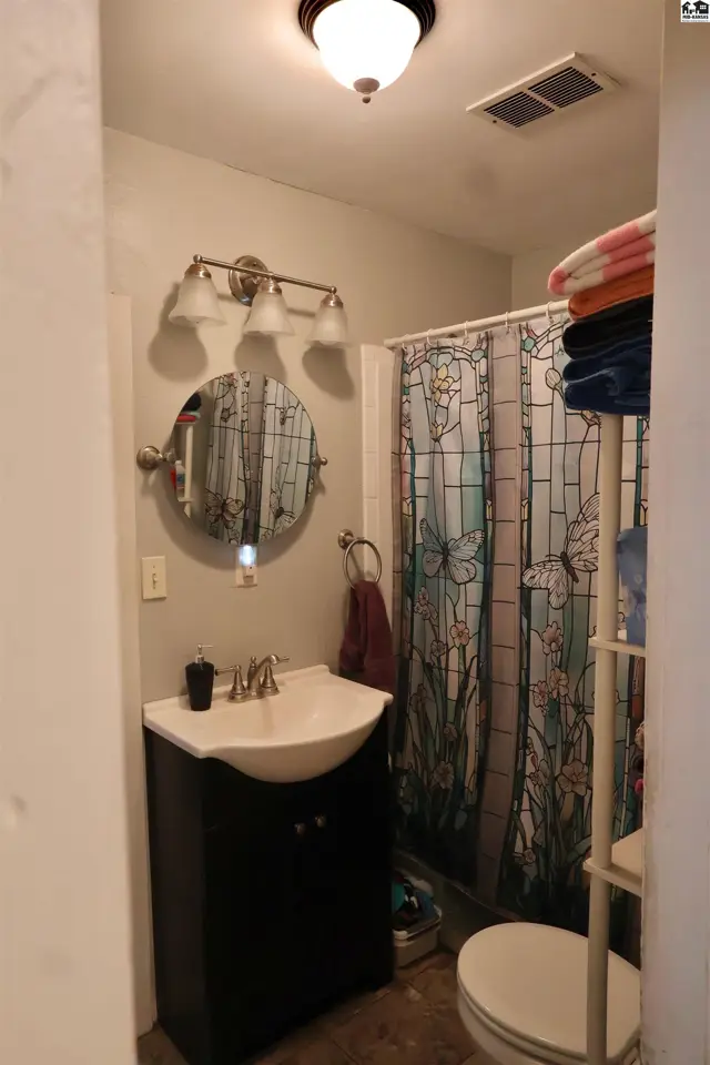 Photo of 932 E 9th Ave, Hutchinson, KS