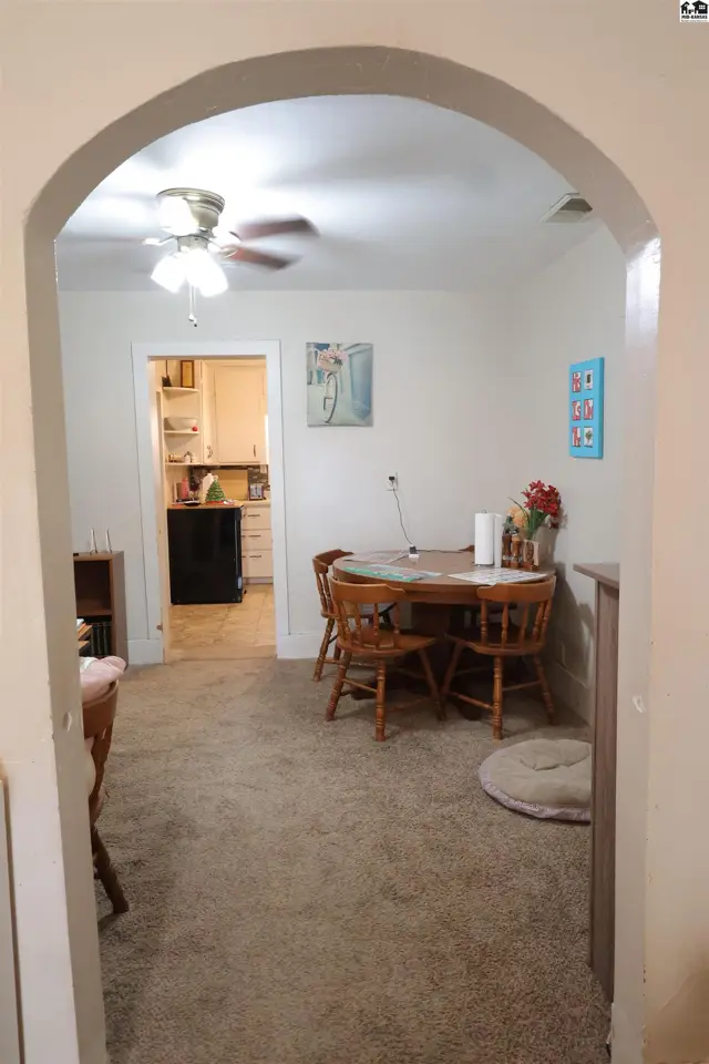 Photo of 932 E 9th Ave, Hutchinson, KS