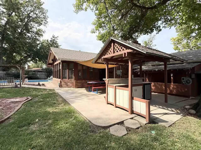 Photo of 2608 Derenda Dr, Hutchinson, KS