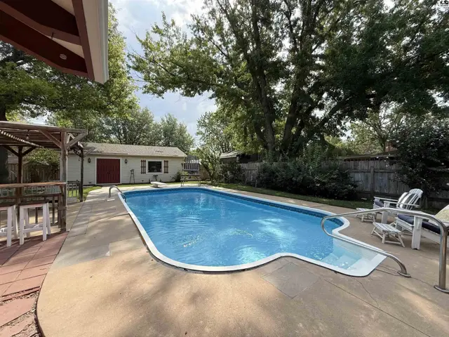 Photo of 2608 Derenda Dr, Hutchinson, KS