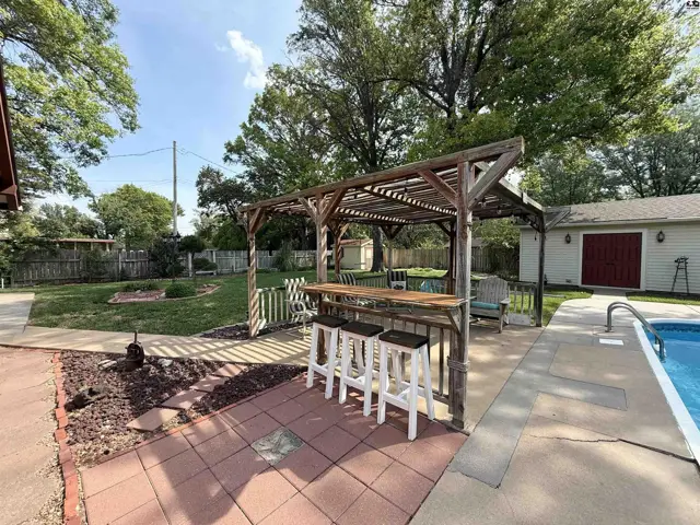 Photo of 2608 Derenda Dr, Hutchinson, KS