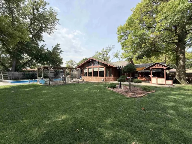 Photo of 2608 Derenda Dr, Hutchinson, KS