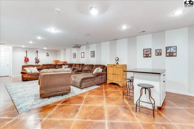 Photo of 48 Detroit Dr, South Hutchinson, KS
