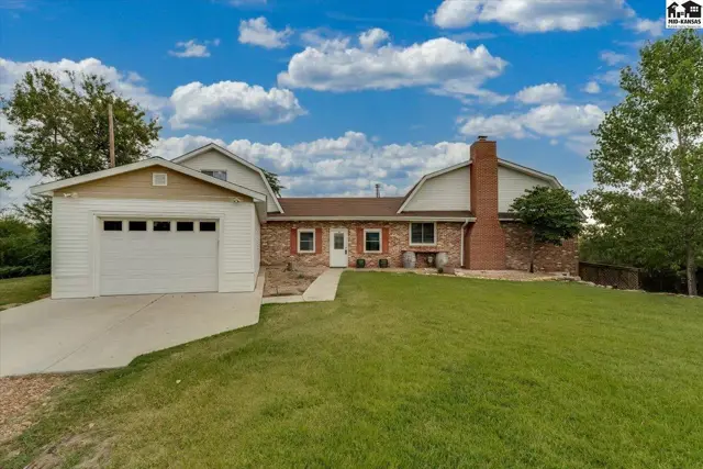 Photo of 4106 N Shelburne Dr, Hutchinson, KS