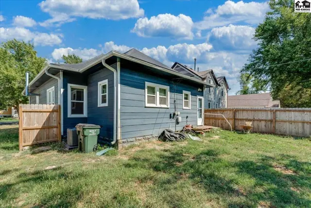Photo of 411 Santa Fe St, Halstead, KS