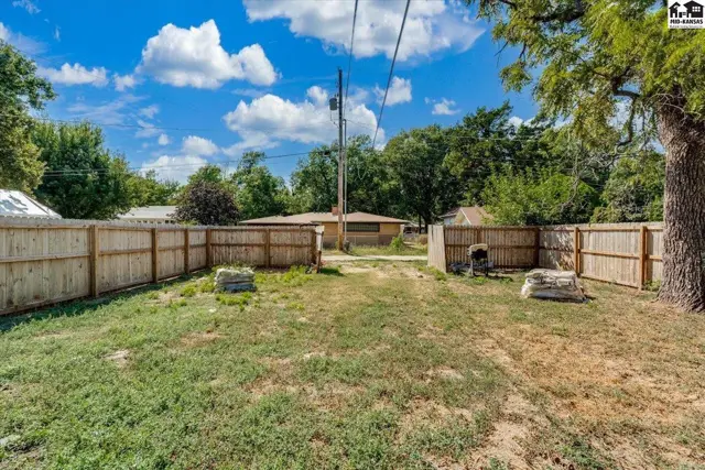 Photo of 411 Santa Fe St, Halstead, KS
