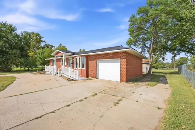 Photo of 1711 James St, Hutchinson, KS