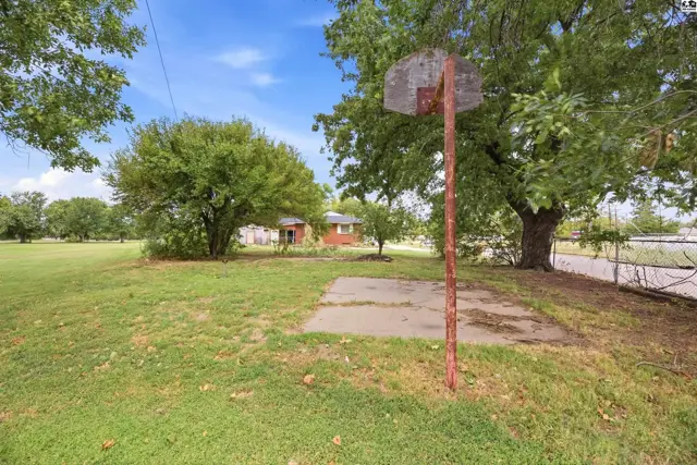 Photo of 1711 James St, Hutchinson, KS