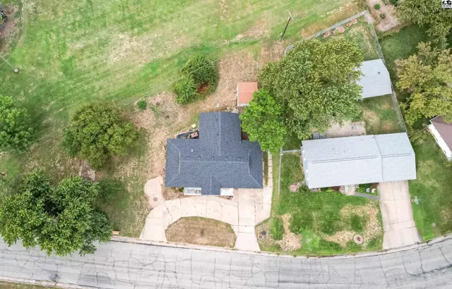 Photo of 1711 James St, Hutchinson, KS