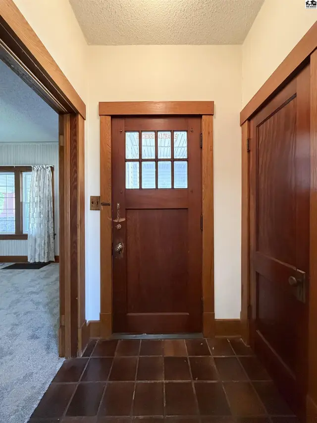 Photo of 305 W 15th Ave, Hutchinson, KS