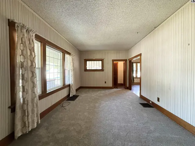 Photo of 305 W 15th Ave, Hutchinson, KS