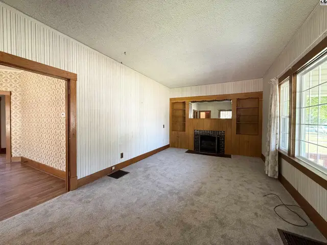 Photo of 305 W 15th Ave, Hutchinson, KS