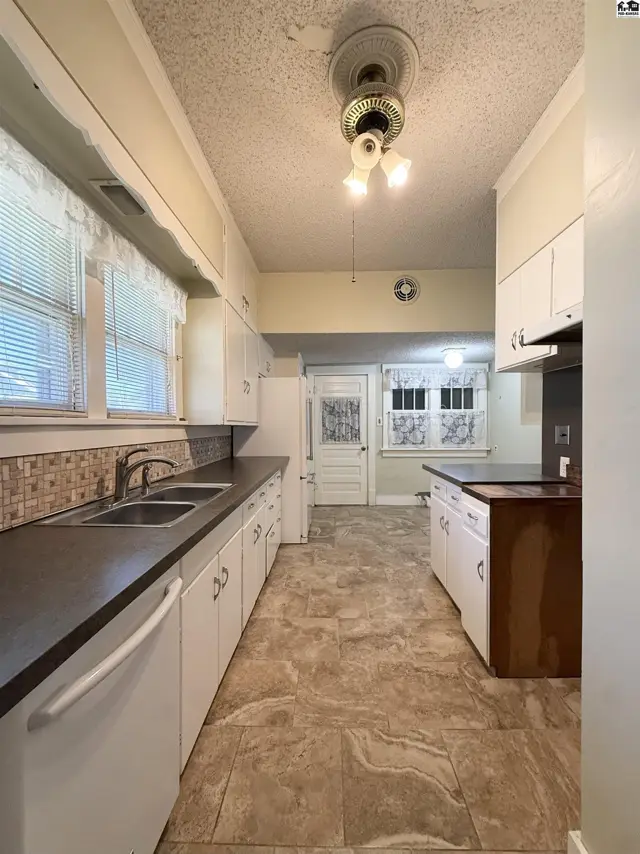 Photo of 305 W 15th Ave, Hutchinson, KS