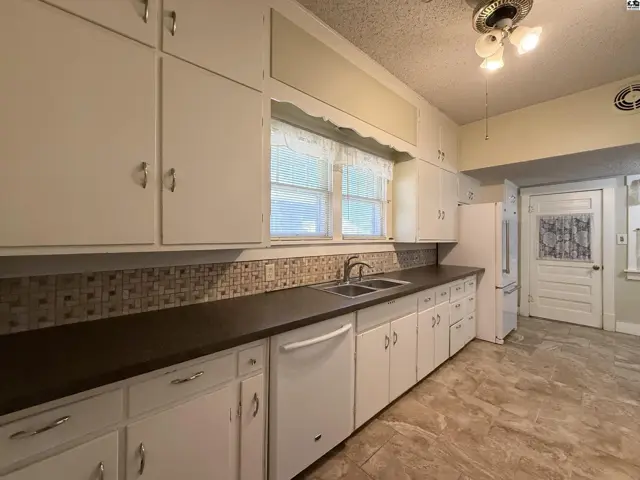 Photo of 305 W 15th Ave, Hutchinson, KS