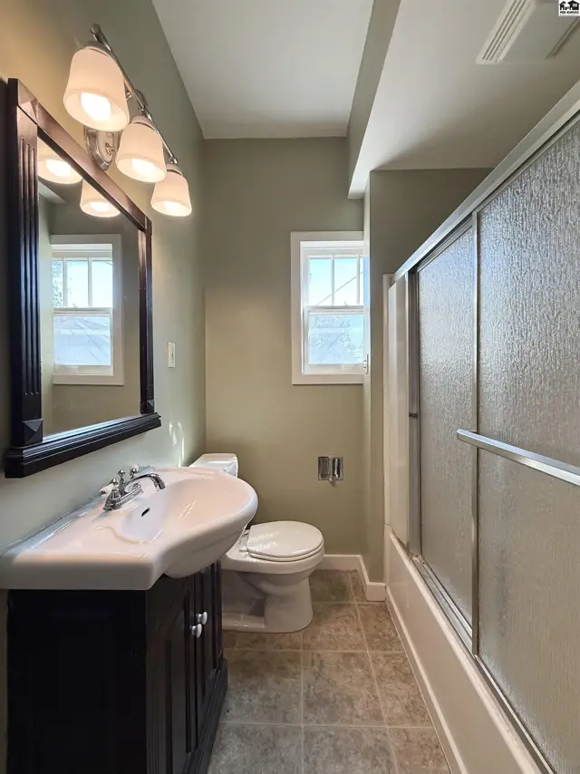 Photo of 305 W 15th Ave, Hutchinson, KS