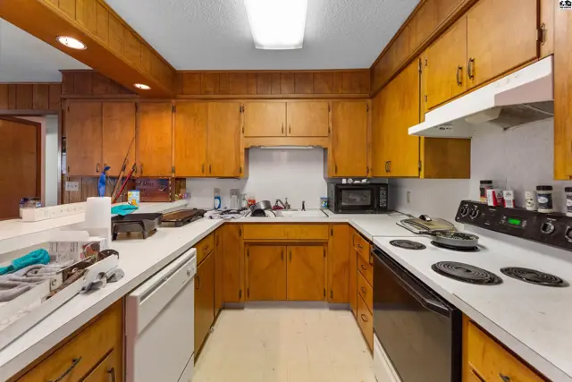 Photo of 806 S Edwards Ave, Moundridge, KS