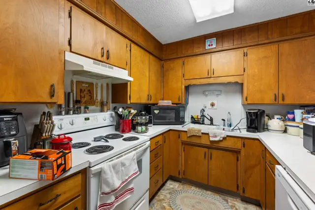 Photo of 806 S Edwards Ave, Moundridge, KS