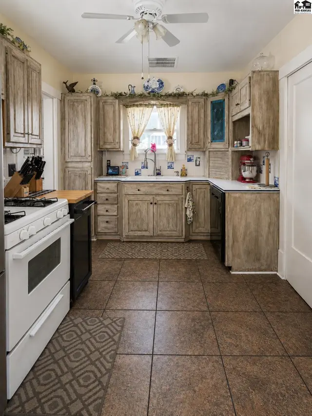 Photo of 1817 N Ash St, Hutchinson, KS