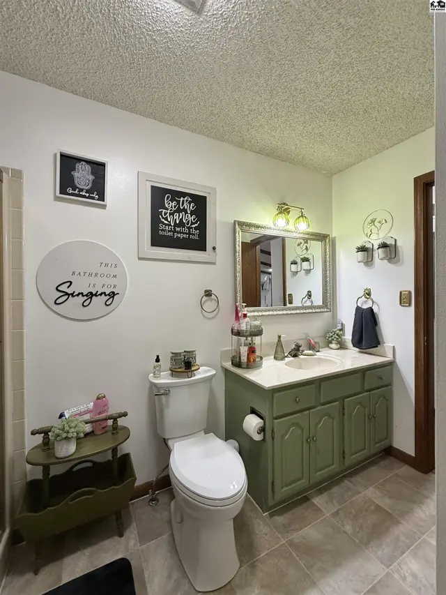 Photo of 3912 Mission Dr, Hutchinson, KS