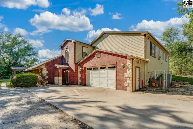 Photo of 618 E 71st Ave, Hutchinson, KS