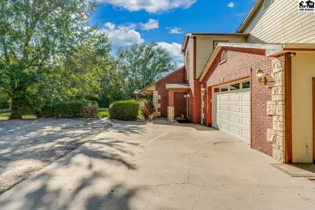 Photo of 618 E 71st Ave, Hutchinson, KS