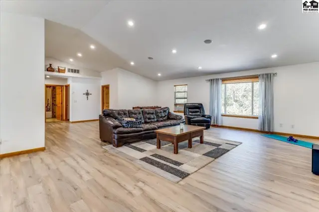 Photo of 618 E 71st Ave, Hutchinson, KS
