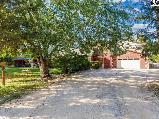 Photo of 618 E 71st Ave, Hutchinson, KS
