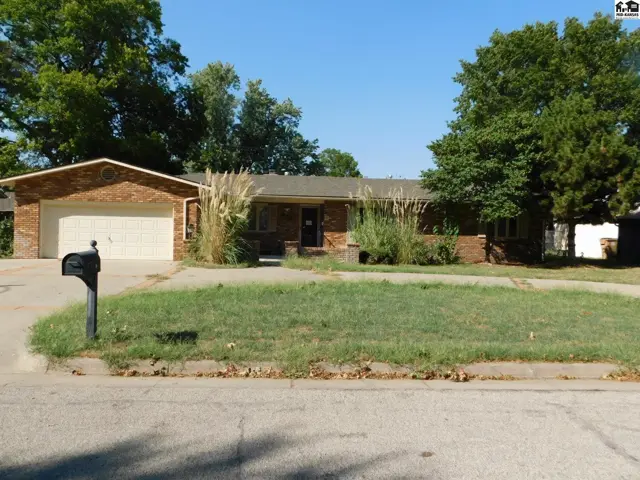Photo of 810 Lochinvar Ln, Hutchinson, KS