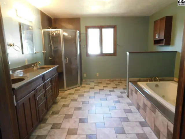 Photo of 810 Lochinvar Ln, Hutchinson, KS