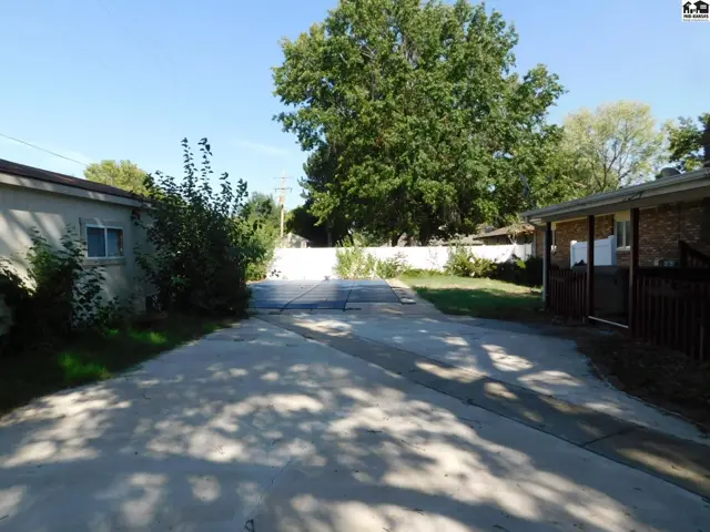 Photo of 810 Lochinvar Ln, Hutchinson, KS