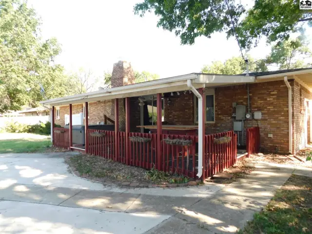 Photo of 810 Lochinvar Ln, Hutchinson, KS