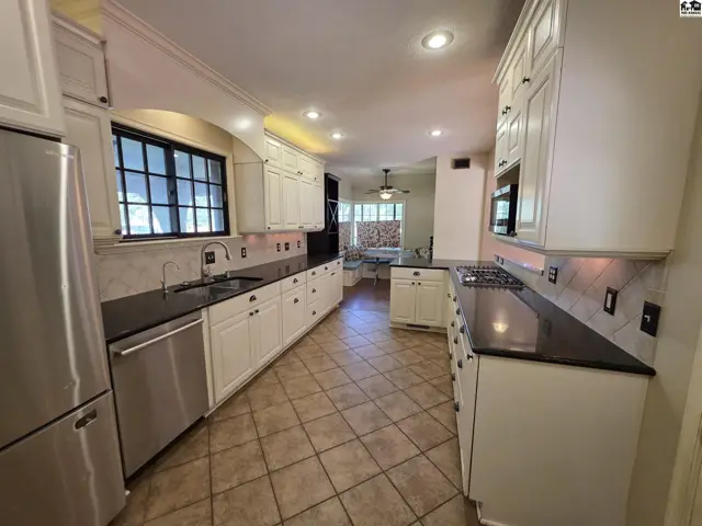 Photo of 129 W 19th Ave, Hutchinson, KS