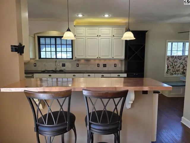 Photo of 129 W 19th Ave, Hutchinson, KS