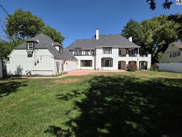 Photo of 129 W 19th Ave, Hutchinson, KS