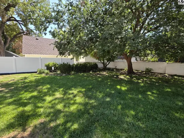 Photo of 129 W 19th Ave, Hutchinson, KS